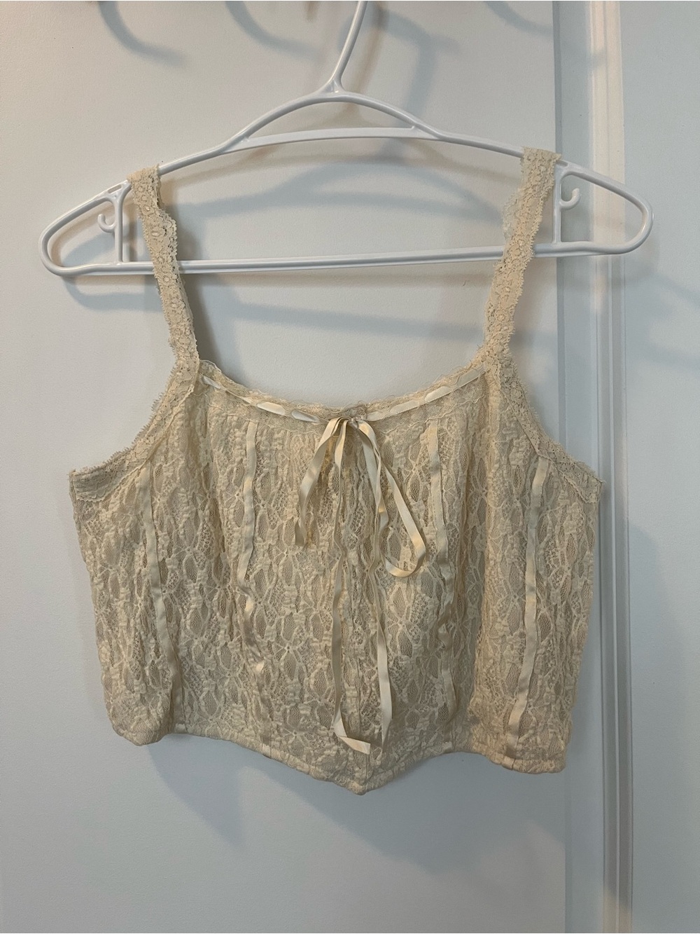 Feminine Lace top with ribbon - Cream